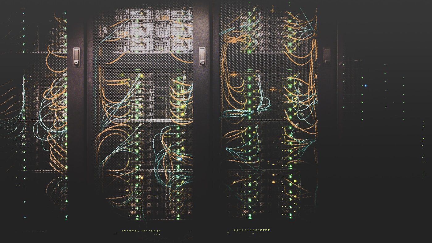 Pasillo de un centro de datos con servidores