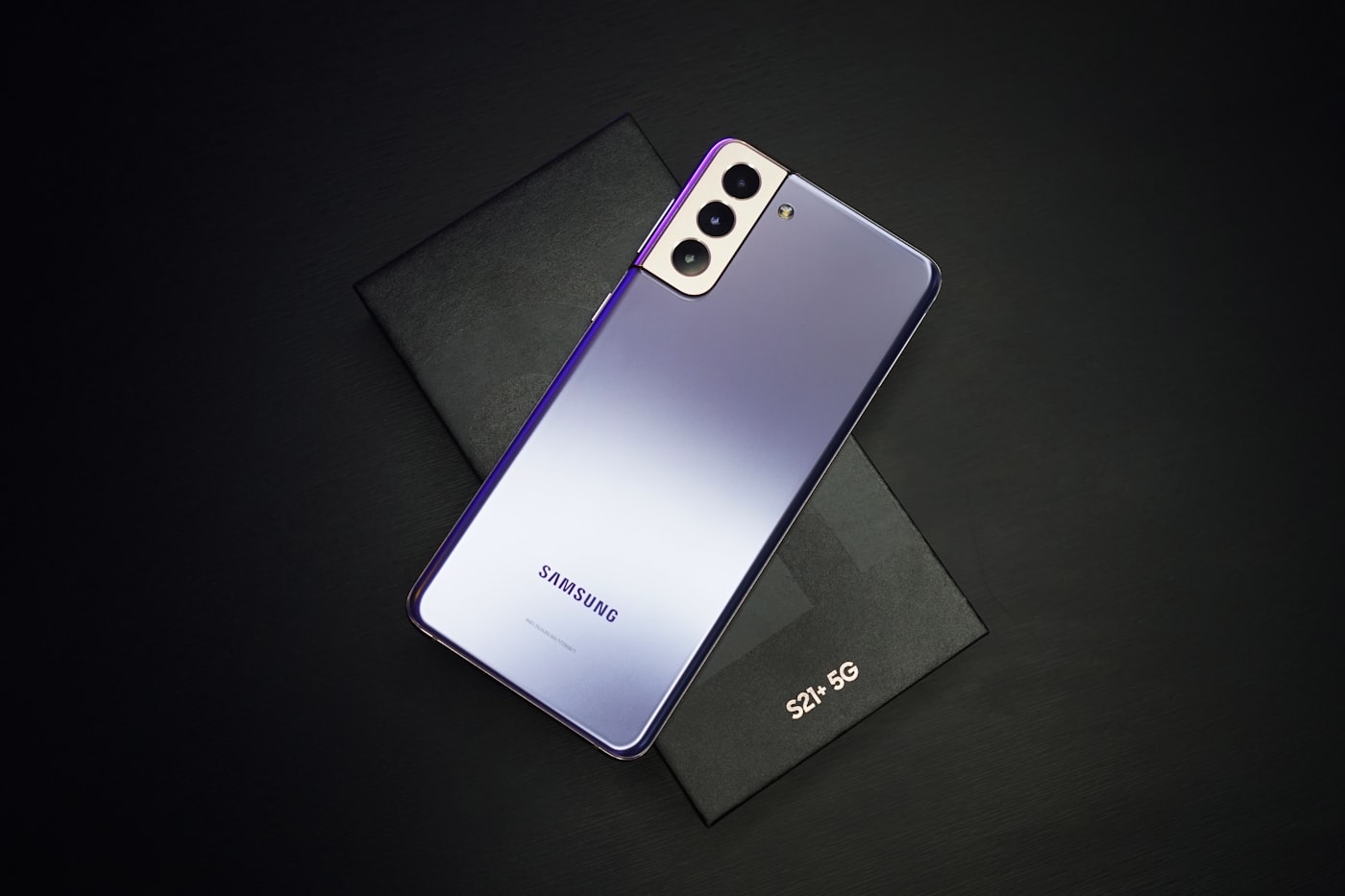 Teléfono Samsung de gama alta sobre fondo oscuro