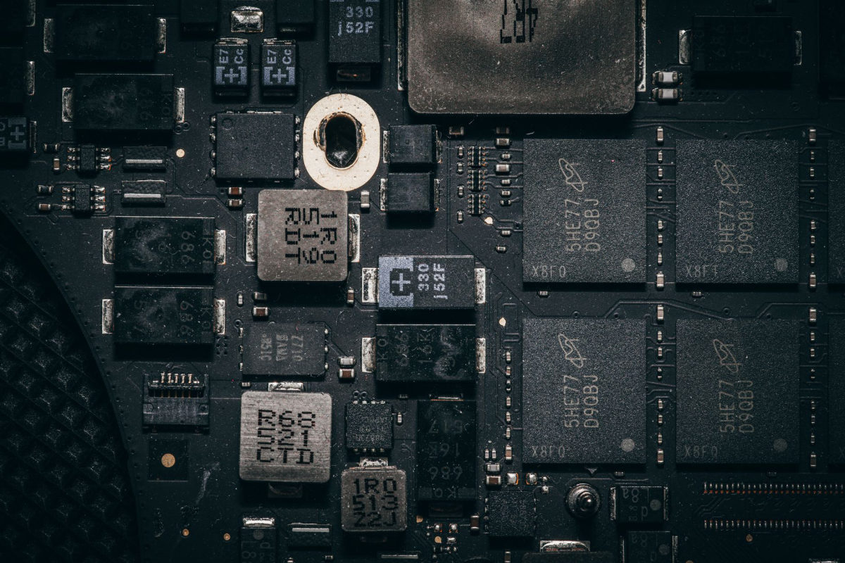 Móvil con teclado físico junto a chips de memoria, símbolo del giro ante la escasez